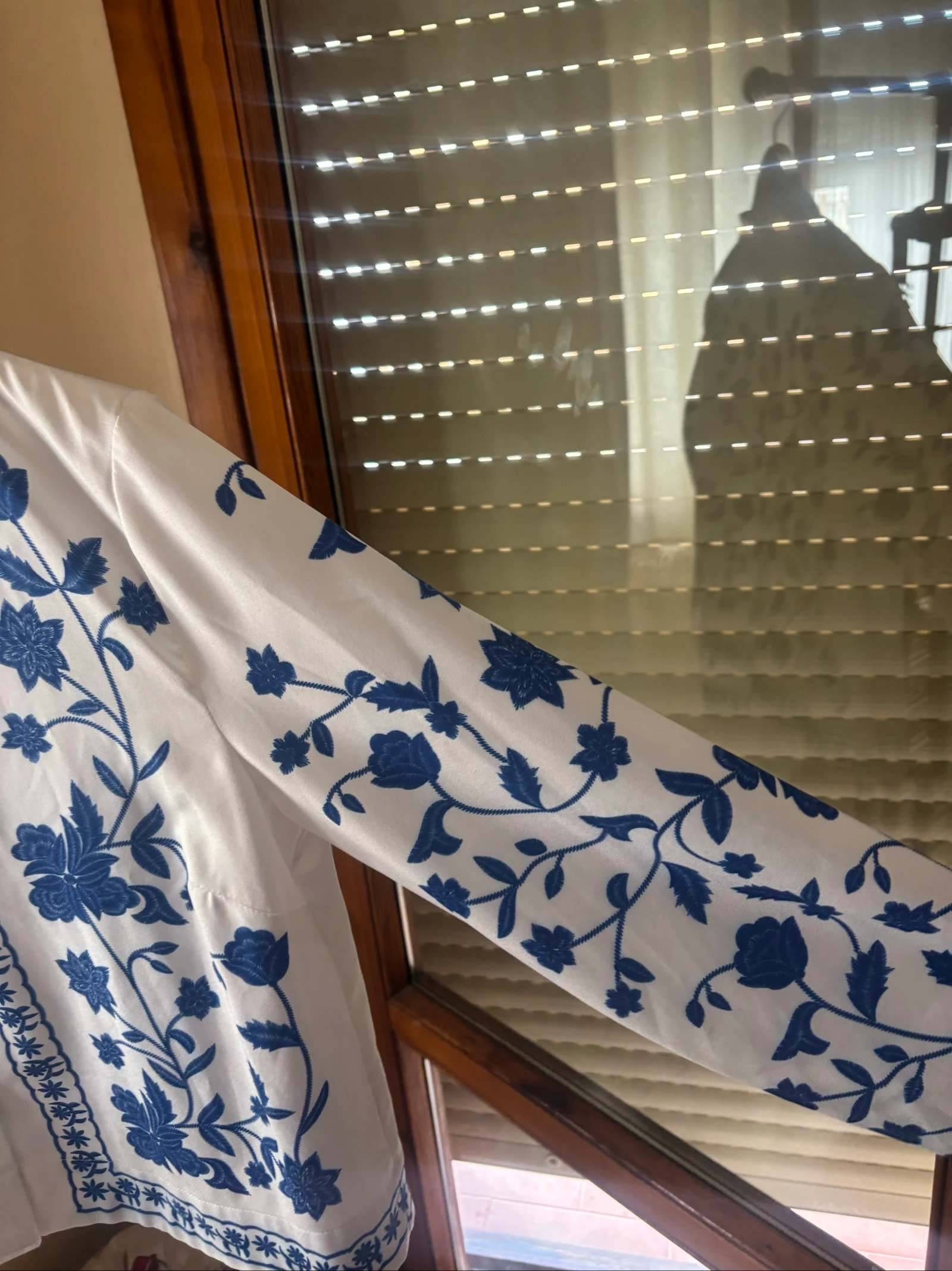 Blusa blanca con bordados azules – photo 6